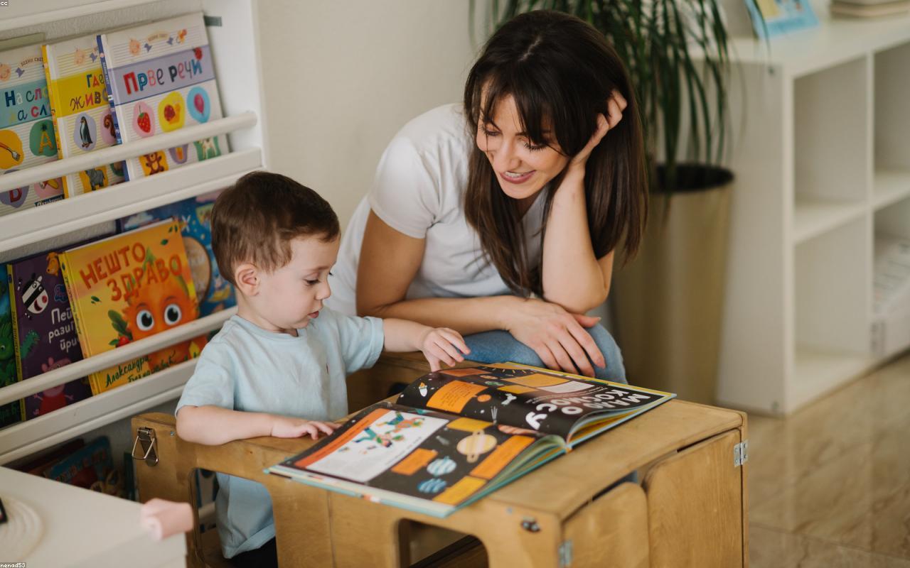 朝の光の中、母と子が一緒に本を読む温かな情景